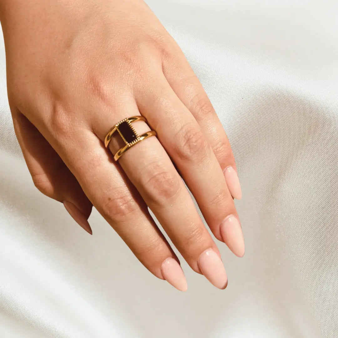 Bague Nocturna-dorée avec pierre noir onyx - Harmony & Senteur