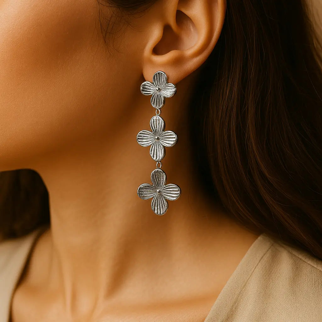 Boucles d'oreilles Thaïs – argentées, petites fleurs - Harmony & Senteur