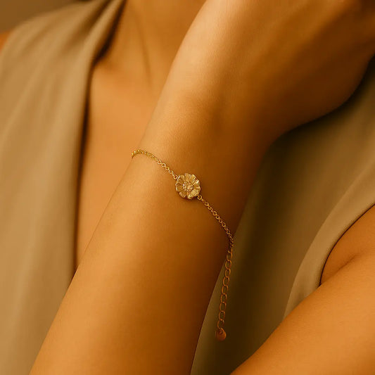 Bracelet doré en acier inoxydable-Fleur – Détail floral et élégance intemporelle - Harmony & Senteur