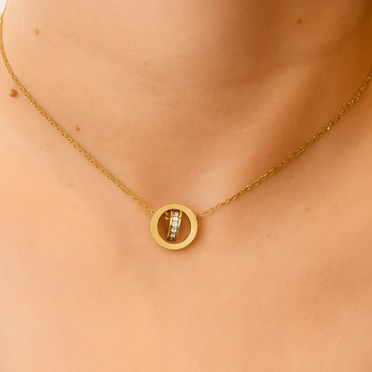 Collier Liora – doré, médaille texturée - Harmony & Senteur