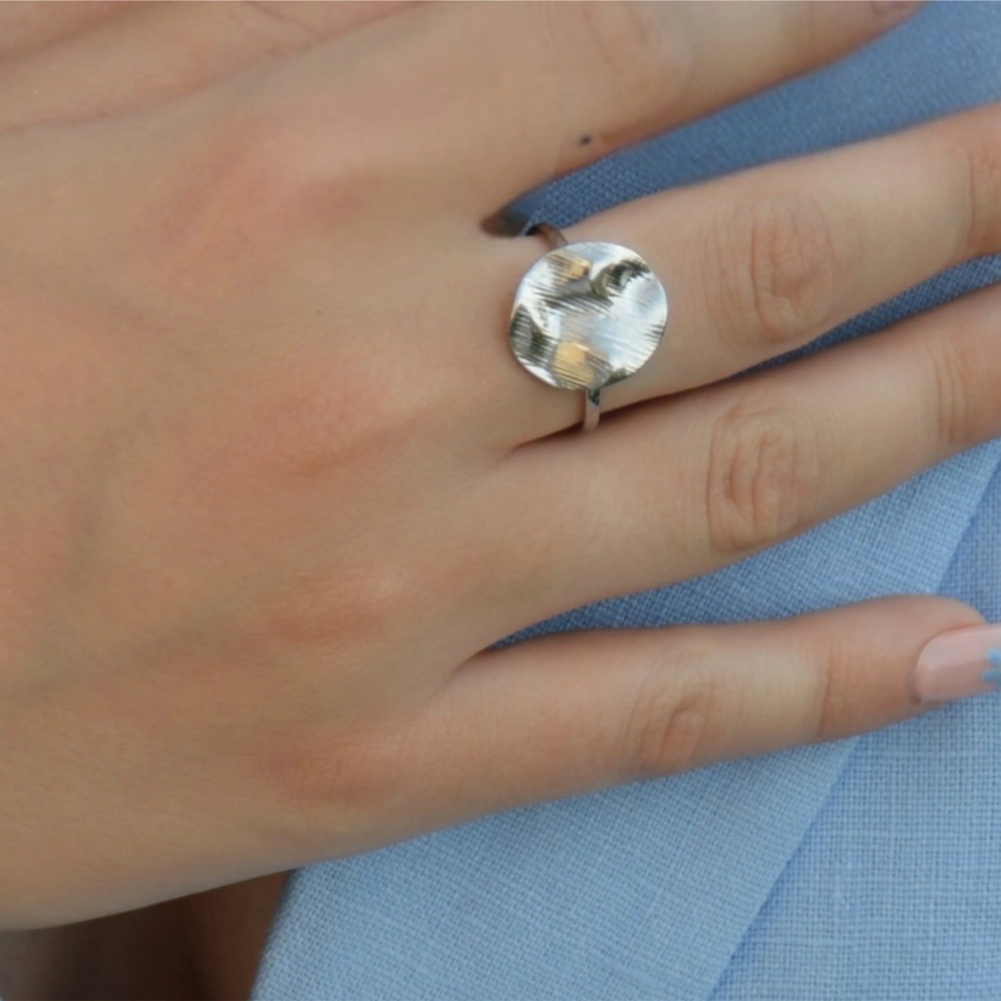 Bague Ysée - Dôme martelé argenté - Harmony & Senteur