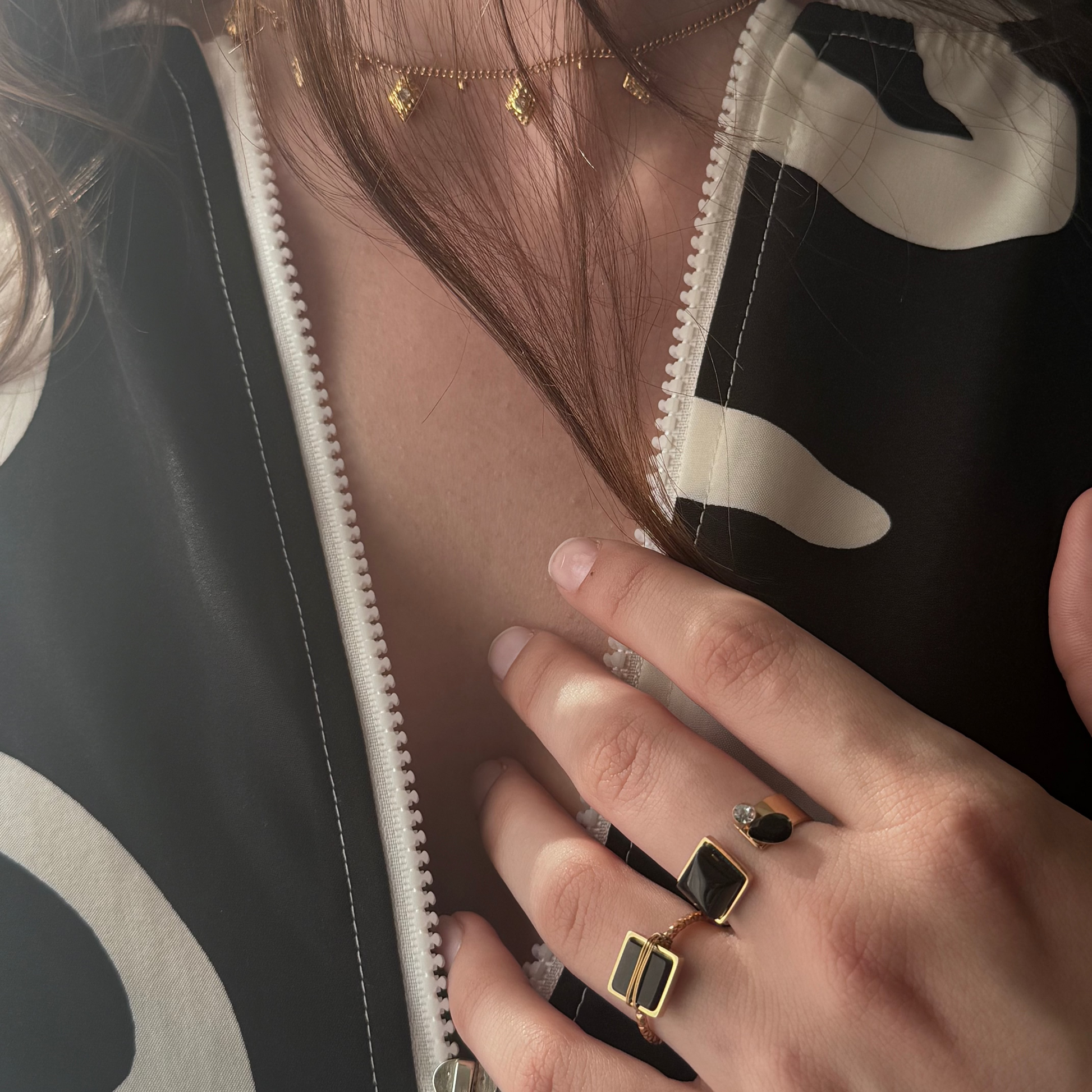 Bague Solstice- dorée et pierres noires - Harmony & Senteur