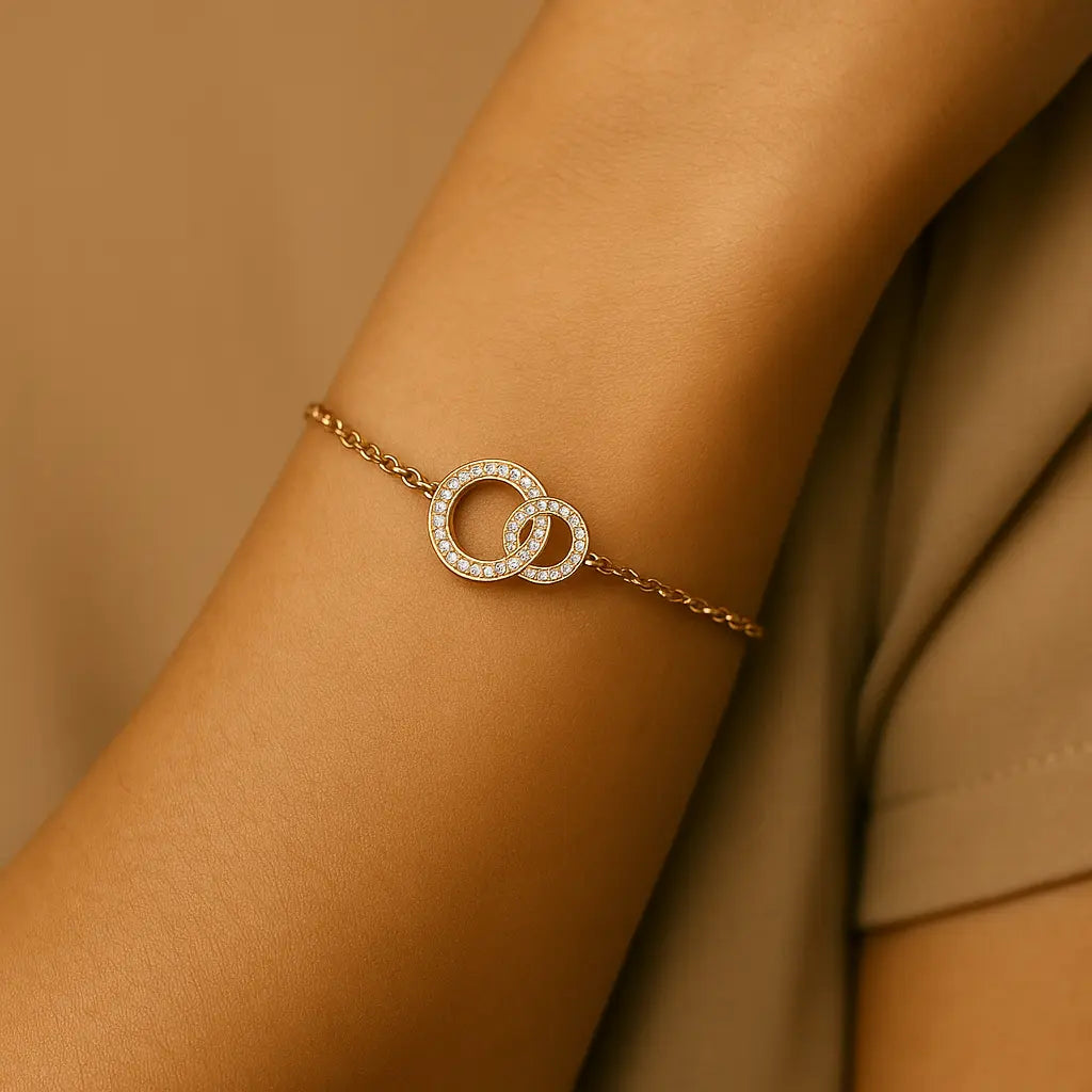 Bracelet doré Étreinte Eternelle– Duo d’anneaux & cristaux blancs - Harmony & Senteur